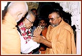 Gnanprasad Swami welcomes the Governor in Akshar Deri