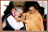 Gnanprasad Swami welcomes the Governor in Akshar Deri