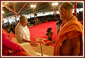 Shri Laxminarayanan and Pujya Viveksagar Swami light the inaugural camp