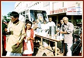 BAPS volunteers distribute snacks and hot drinks to pilgrims during the processions on the main bathing dates 