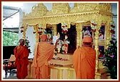Pujya Kothari Swami performs the inauguration rituals 