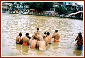 Pujya Mahant Swami and devotees bathe