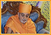 Swamishri ceremoniously bathes Shri Harikrishna Maharaj with panchamrut during the the mahapuja rituals on Diwali day