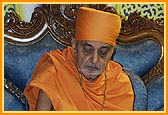 Swamishri ceremoniously bathes Shri Harikrishna Maharaj with panchamrut during the the mahapuja rituals on Diwali day