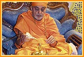 Swamishri ceremoniously bathes Shri Harikrishna Maharaj with panchamrut during the the mahapuja rituals on Diwali day