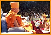 Swamishri chants the holy Janmandal Namawali and offers Tulsi leaves to Thakorji