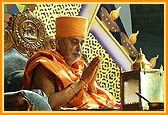 swamishri concludes the mahapuja ritual