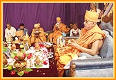 Swamishri performs Chopada pujan and arti 