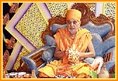 Swamishri performs Chopada pujan and arti 