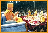 Swamishri offers mantra pushpanjali 