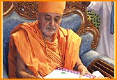 Swamishri writes his blessings in the mandir account book 