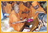 Swamishri sanctifies the administrative office with Thakorji