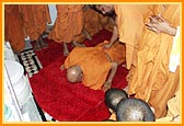 Swamishri Prostrates to Thakorji
