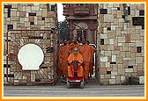 Swamishri enters the Smruti Mandir and observes the rangoli done by a yuvak