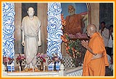 Swamishri circumambulating the murti of Yogiji Maharaj 