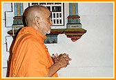 Swamishri engaged in darshan of Thakorji 