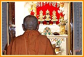 Swamishri engaged in darshan of Thakorji 