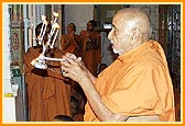 Swamishri performs arti