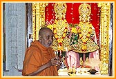 Swamishri performs arti of Thakorji