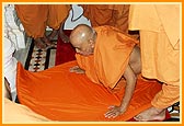 Swamishri offers prostrations