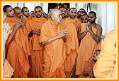 Swamishri engaged in darshan of Hanumanji