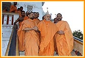 Swamishri descends the mandir steps