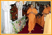 Swamishri performs pradakshina in Akshar Deri