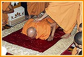 Swamishri offers prostrations