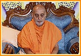 Swamishri engrossed in meditation during his morning puja