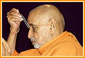 Swamishri performs tilak...