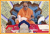 Swamishri chanting the Swaminarayan mantra in his puja 