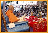 Swamishri chanting the Swaminarayan mantra in his puja 