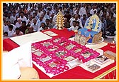 Swamishri chanting the Swaminarayan mantra in his puja 