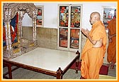 Swamishri doing darshan and pradakshina in Shastriji Maharaj's room