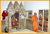 Swamishri doing darshan and pradakshina in Shastriji Maharaj's room