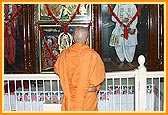 Darshan of Thakorji in the assembly hall 