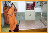 Swamishri doing darshan and pradakshina in Yogiji Maharaj's room