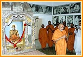 Swamishri doing darshan and pradakshina in Yogiji Maharaj's room