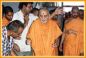 Swamishri showers flower petals and sanctifies the jalebi for Annakut prasad 