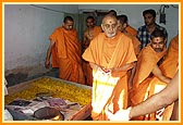 Swamishri showers flower petals and sanctifies the jalebi for Annakut prasad 