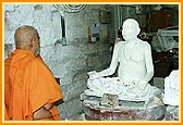 Swamishri observes the work of murti done by Pujya Devnandandas