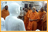 Swamishri observes the work of murti done by Pujya Devnandandas