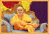 Swamishri in the New Year's assembly 