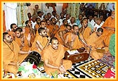 'Avinashi aavo re jamva Shri Krishna Hari ...' sadhus sing thal