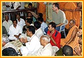 Devotees during the singing of thals