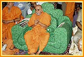 Swamishri joins in singing of thals before Thakorji 