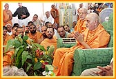 Swamishri sings thal with Sadhus