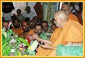 Swamishri performs Govardhan Puja