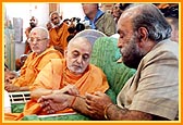 Swamishri ties nadachhadi to Shri Jyoti Bapu, Gondal Naresh