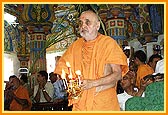 'Jai Sadguru Swami ...' Swamishri performs the annakut arti 